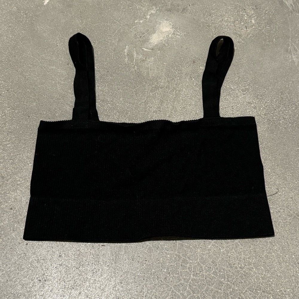 black straight line crop top